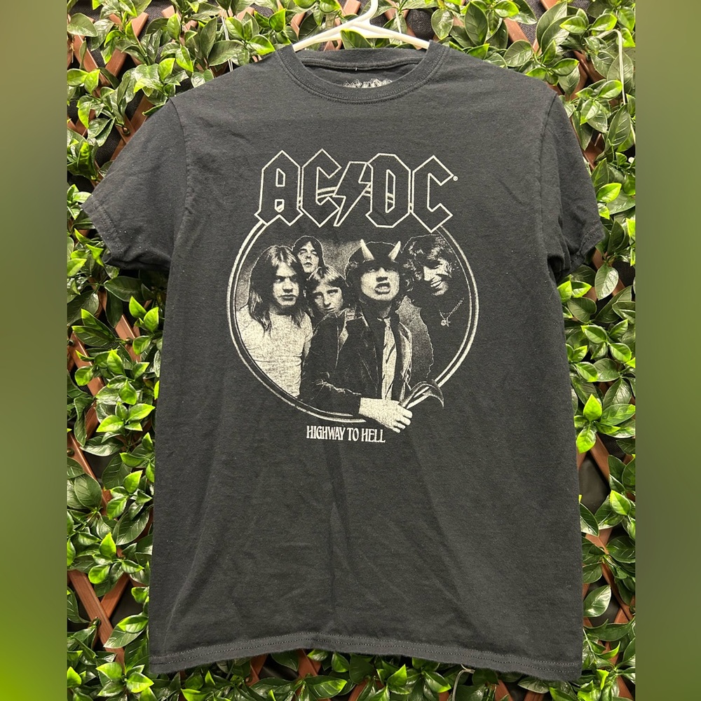SOLD!! AC⚡️DC Highway to Hell Graphic Tee - Size S - Picture 1 of 3